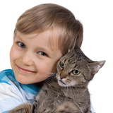 Дете, прегърнало котка