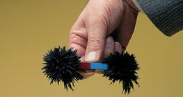 Железен прах върху полюсите на магнит