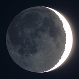 Засенчената страна на Луната, осветена от отразената светлина на Земята