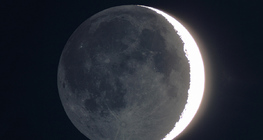 Засенчената страна на Луната, осветена от отразената светлина на Земята