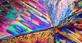 Лимонена киселина на кристали, на поляризирана светлина