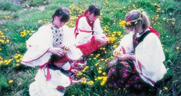 Момичета играят с глухарчета