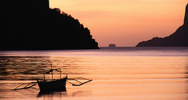 Лодка при залез-слънце