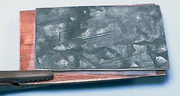 Цинкова и медна плочка, свързани с електролит