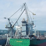 Морско пристанище с кранове