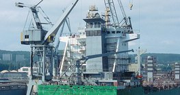 Морско пристанище с кранове