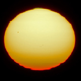 Слънчеви петна върху повърхността на слънцето, изкривено от пречупването на светлината