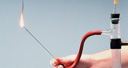 Експериментирането е важен изследователски процес в химията