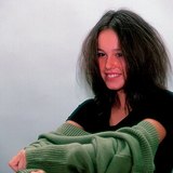 Когато обличаме пуловер, косата ни и пуловерът се зареждат с противоположен електрически заряд.