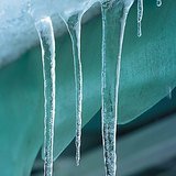 Разтапящи се ледени висулки