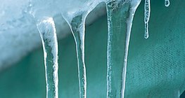 Разтапящи се ледени висулки