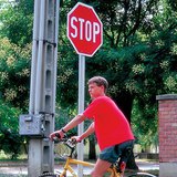 Ярките цветове на пътните знаци имат предупредителна функция