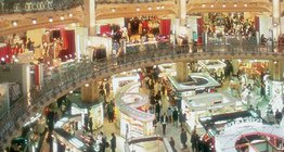 Прочутият магазин "Галери Лафайет" в Париж