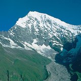 Ледникът, тръгващ от върха Лангтанг Лирунг (7234 м) в Хималаите