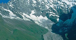 Ледникът, тръгващ от върха Лангтанг Лирунг (7234 м) в Хималаите