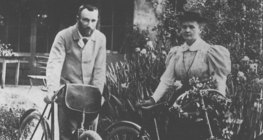 Пиер Кюри (1859–1906) и съпругата му Мария Кюри (1867–1934)