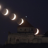 Поредица от снимки на залязващата Луна