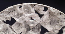 Сол, изкристализирала на Международната космическа станция, при липса на гравитация