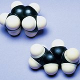 Триизмерни модели на молекулите на цис-2-бутен и транс-2-бутен