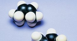 Триизмерни модели на молекулите на цис-2-бутен и транс-2-бутен