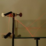 Пречупване и отражение на лазерната светлина на границата между въздух и вода, и между вода и стъкло