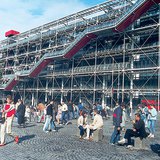 Тълпа от хора пред парижкия център "Жорж Помпиду"