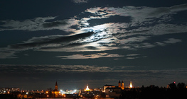 Красива лунна корона