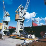 Огромни товарни кранове в пристанището на Гданск