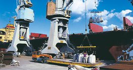 Огромни товарни кранове в пристанището на Гданск