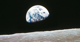 Земята, видяна от Луната