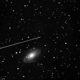 Пътят на астероид, преминаващ близо до Земята