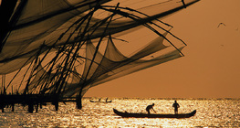 Рибарски мрежи при залез слънце