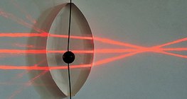 Светлинни лъчи, преминаващи през конвексни лещи