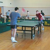 Топчето за тенис на маса е изработено от целулоид