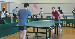 Топчето за тенис на маса е изработено от целулоид