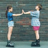 И двамата се отместват