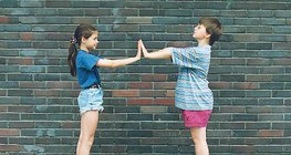 И двамата се отместват