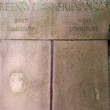 Метална ивица, бележеща Нулевия меридиан в Гринуич