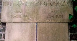 Метална ивица, бележеща Нулевия меридиан в Гринуич