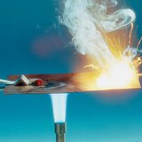 Демонстриране на точката на възпламеняване на червения и на белия фосфор