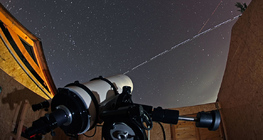 Международната космическа станция и космическата совалка "Дискавъри" преминават пред телескопа на една обсерватория