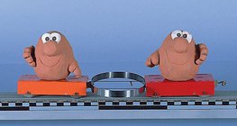 Отблъскването на две тела с помощта на пружина