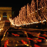 Трафикът в Париж, в близост до Трумфалната арка