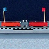 Отблъскване на коли с еднаква маса с помощта на пружина.