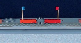 Отблъскване на коли с еднаква маса с помощта на пружина.