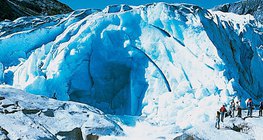 Ледников поток, извиращ от ледникова пещера