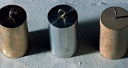 Плътността на медта, алуминия и дървото е различна