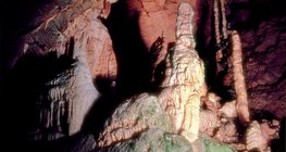 Сталактити, сталагмити и сталактони