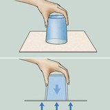 Защо водата не изтича от обърнатата чаша?