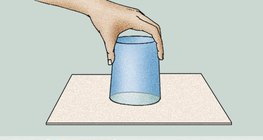 Защо водата не изтича от обърнатата чаша?